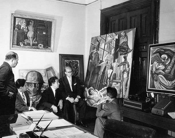 David Alfaro Siqueiros solicitó al entonces Director del Impuesto sobre la Renta, Hugo B. Margáin, la opción de pagar sus impuestos mediante obra plástica de su autoría.
